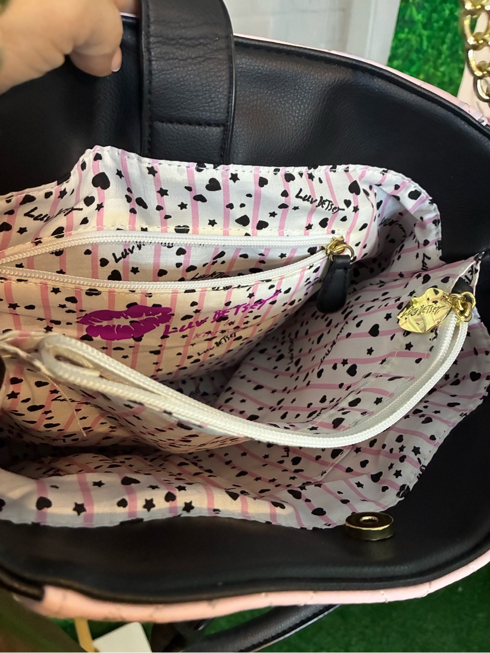 #180 Betsey Johnson Pink Quilted Bow Crossbody Bag Gold Chain - Picture 3 of 10